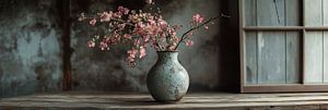 Stilleben Kupfervase mit Kirschblüte auf Holztischpanorama
