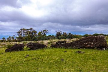 Een in stukken gebroken moai beeld bij de Rano Raraku groeve op Paaseiland, Chili, Polynesie van WorldWidePhotoWeb