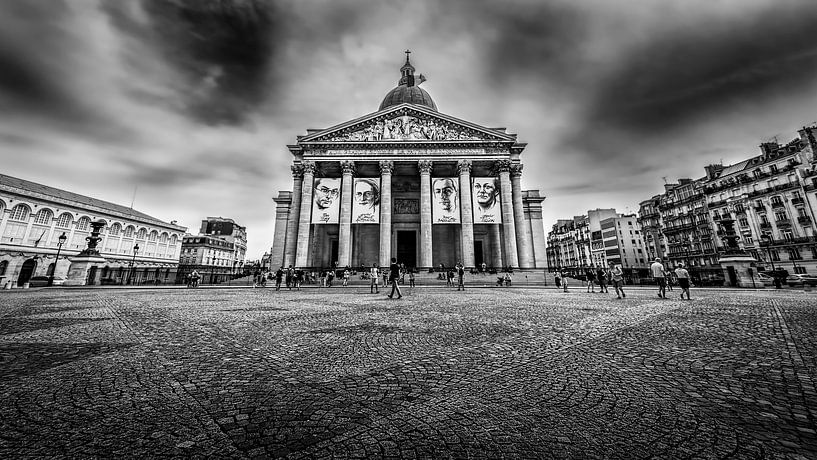 Das Panthéon in Paris mit dem davor liegenden Platz von okkofoto