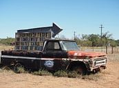 Roestige pickup truck als wegwijzer naar muzikale stad in Texas van Atelier Liesjes thumbnail
