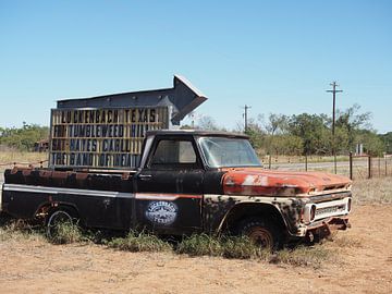 Roestige pickup truck als wegwijzer naar muzikale stad in Texas van Atelier Liesjes