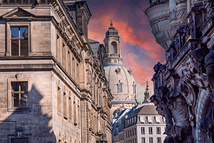 Altstadt in Dresden mit Frauenkirche bei Sonnenuntergang