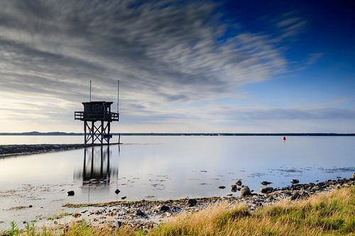 prachtige lucht achter een vissershuisje aan het water in Schare
