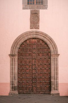 Oude houten deur in Tenerife | Pastel roze muur | Fotoprint Spanje | Kleurrijke reisfotografie van HelloHappylife