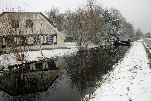Sneeuwlandschap in de Bilt weerspiegelt in het water