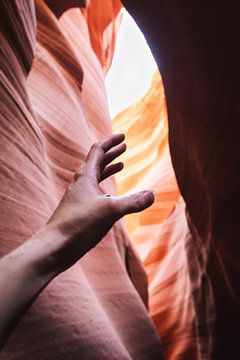 Une main saisissant la lumière dans le Lower Antelope Canyon sur Moniek Kuipers