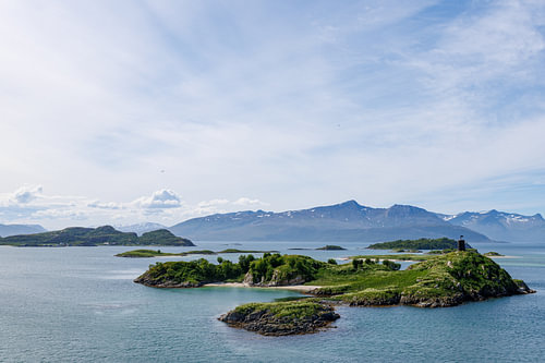Inselgruppe im Fjord bei Sonnenschein