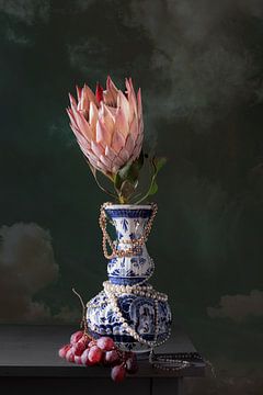 Stilleben 'Protea-Blüte mit Perlen und Delfter Blau