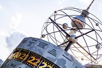 Wereldtijdklok en televisietoren Berlijn in de zomer