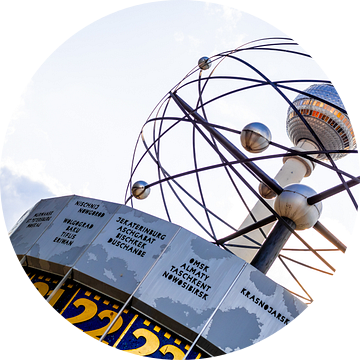 Wereldtijdklok en televisietoren Berlijn in de zomer