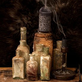 Stilleben mit Flaschen und ausgeblasenen Kerzen von Theo Felten