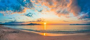 Idyllischer Blick auf den romantischen Sonnenaufgang am Morgen am Strand von Alex Winter