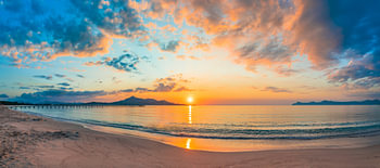 Vue idyllique du lever de soleil romantique au matin sur la plage