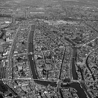 1976:Historische zwart/wit luchtfoto van de stad Leiden