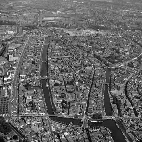 1976:Historic black-and-white aerial photograph of the city of Leiden