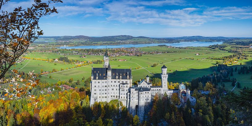 Kasteel Neuschwanstein in de herfst van Walter G. Allgöwer