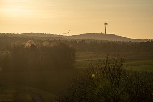 Een zonsondergang in het dorp