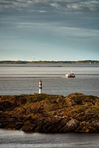Vuurtoren, vissersboot en een windmolenpark, Flemsøya, Ålesund, Noorwegen
