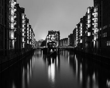 Hamburg Speicherstadt bei Nacht (monochrom) von Sascha Kilmer