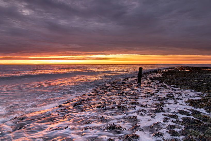 Jetée à moitié inondée dans la mer du Nord lors d'un coucher de soleil coloré par Bram Lubbers