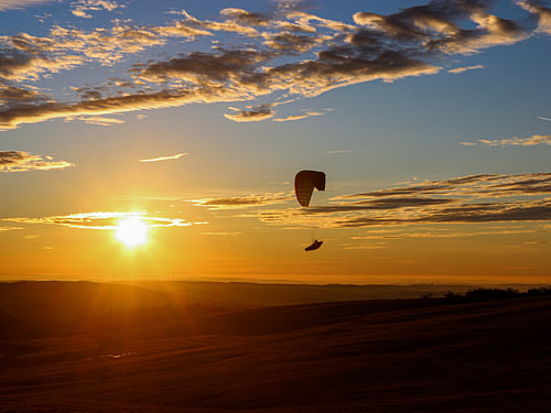 Flug in den Sonnenuntergang