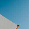 Wit Portugees huis tegen strak blauwe lucht van Sanne Overeijnder