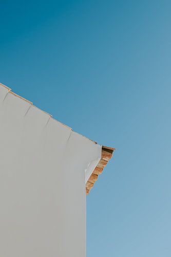 White Portuguese house against bright blue sky by Sanne Overeijnder