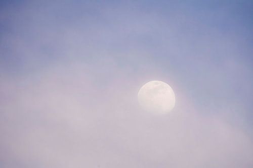 Maan in Pastelnevel Dromerige Hemel