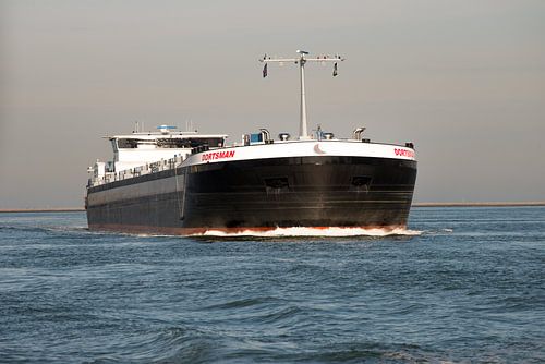 Binnenvaartschepen in de haven onderweg