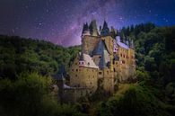 Burg Eltz met een sterrenhemel van Mariska Asmus thumbnail
