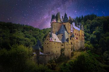 Burg Eltz met een sterrenhemel van Mariska Asmus