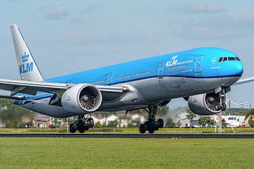 KLM Boeing 777-300 (PH-BVN) bijna geland. van Jaap van den Berg