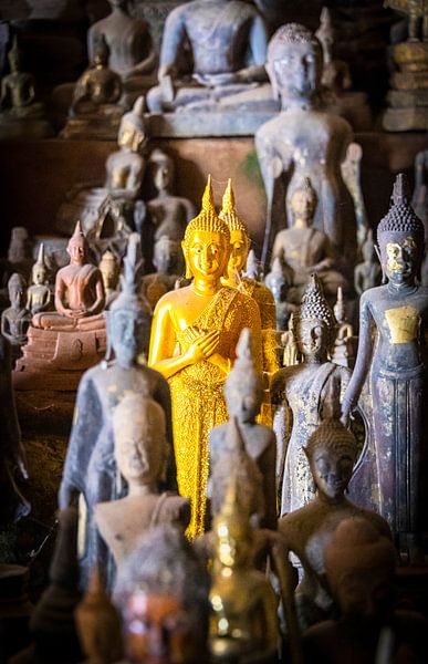 Primus inter pares, gouden boeddha beeldje te midden van vele, Laos van Rietje Bulthuis