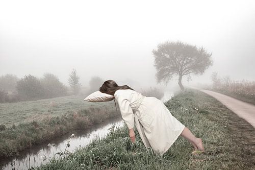 Mistige Ochtend op de Madijk: Zwevende Vrouw in Witte Badjas in Dromerige Sfeer