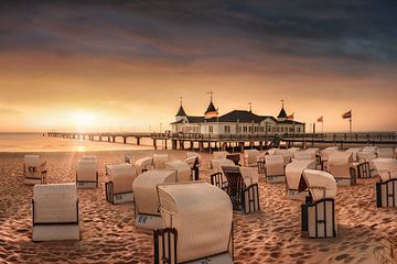Pier of the Baltic resort Ahlbeck at sunrise. by Voss Fine Art Fotografie
