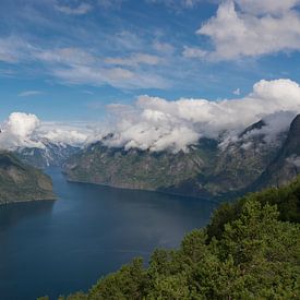 Uitzicht vanaf Stegastein over het Aurlandsfjord in Noorwegen van Patrick Verhoef