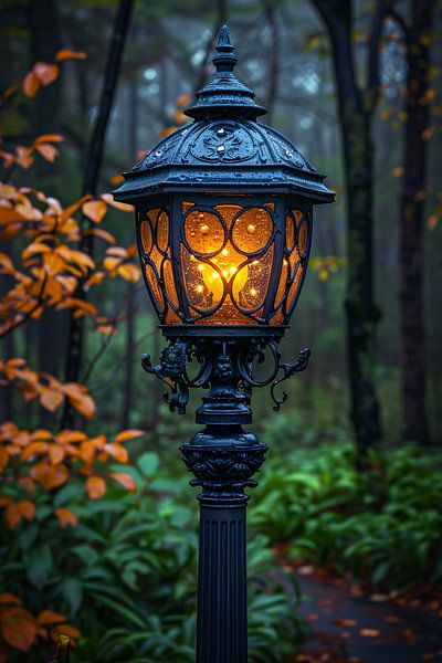 Laternenpfahl in einem nebligen Wald von Art & Soul Creations