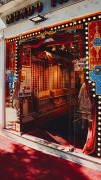 Zonnige Lissabon Straat met Kleurrijke Gebouwen