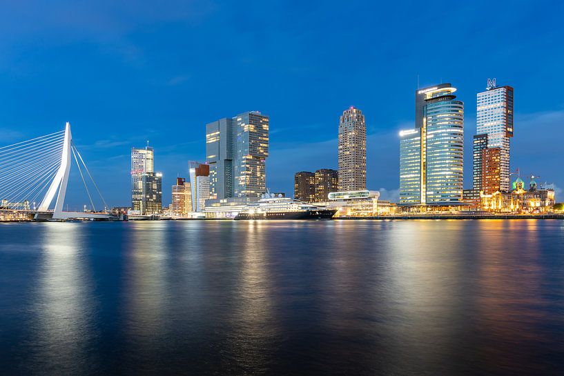 Kreuzfahrtschiff an der Erasmus-Brücke in Rotterdam von Pieter van Dieren (pidi.photo)