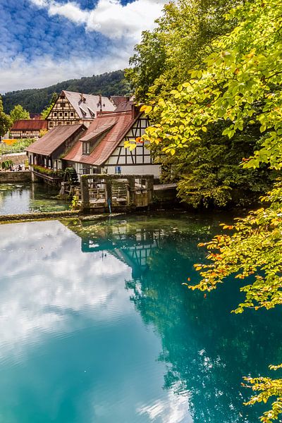 Blauwe pot in Blaubeuren van Melanie Viola