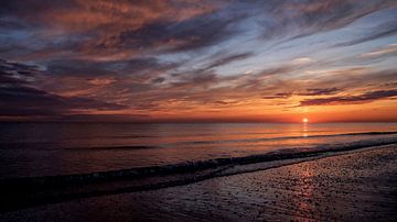 Zonsondergang aan een meer van Jan van Reij