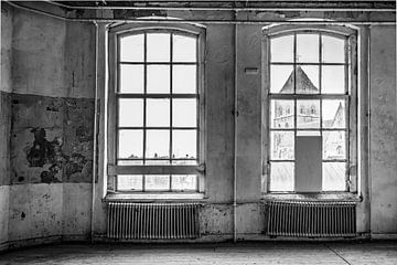 Verlaten schoolgebouw interieur in zwart wit van Sjoerd van der Wal