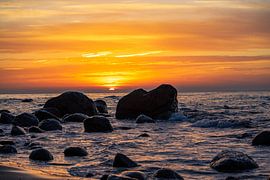 Sonnenuntergang am Strand mit Großen Felsen im Wasser an der Ostsee auf Rügen