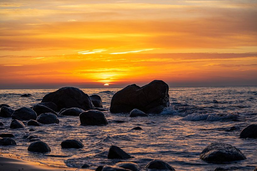 Coucher de soleil sur la plage avec de gros rochers dans l'eau sur la mer Baltique à Rügen par Animaflora PicsStock