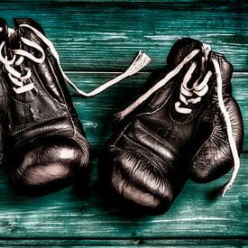 old boxing gloves on green wooden background by Jürgen Wiesler