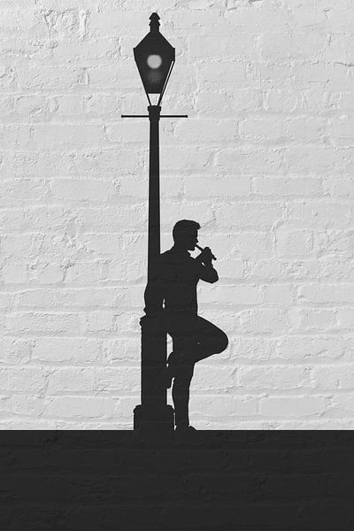 Straatmuzikant met dwarsfluit in silhouette, een drieluik deel 1 van Arjen Roos