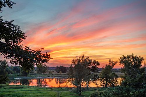 Late zomeravond bij de rivier