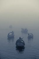 Zwart Wit fotografie met bootjes op de rivier in ochtend mist
