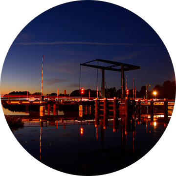 Brug over de Oude IJssel bij Laag-Keppel bij nacht van Arno Wolsink