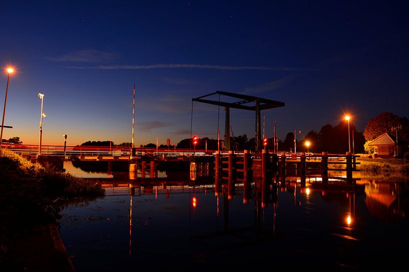 Brug over de Oude IJssel bij Laag-Keppel bij nacht van Arno Wolsink
